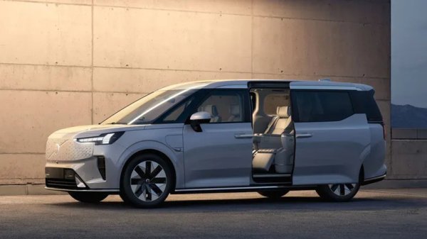 Volvo нарича своя първи премиум миниван "скандинавски хол в движение". EM90 залага на седалки с "нулева гравитация", 15,6-инчов екран и изчистен скандинавски дизайн, преплетен с азиатски мотиви.

Шестместният салон лесно се трансформира в киносалон, заседателна зала или спалня. Комфортът се гарантира от двукамерно въздушно окачване и специални "безшумни" гуми върху 20-инчови аеро-джанти. Задвижването се осигурява от мотор с 268 к.с. и 116 kWh батерия за над 730 км пробег. Към момента моделът е ексклузивен за Китай с цена, започваща от малко над 100 000 евро.
